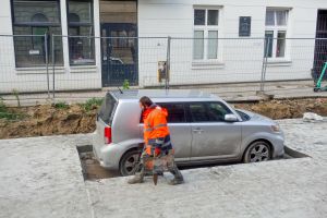 Łódź, zabetonowany samochód 