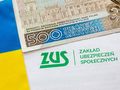 flaga Ukrainy, 500 zł i koperta z logo ZUS