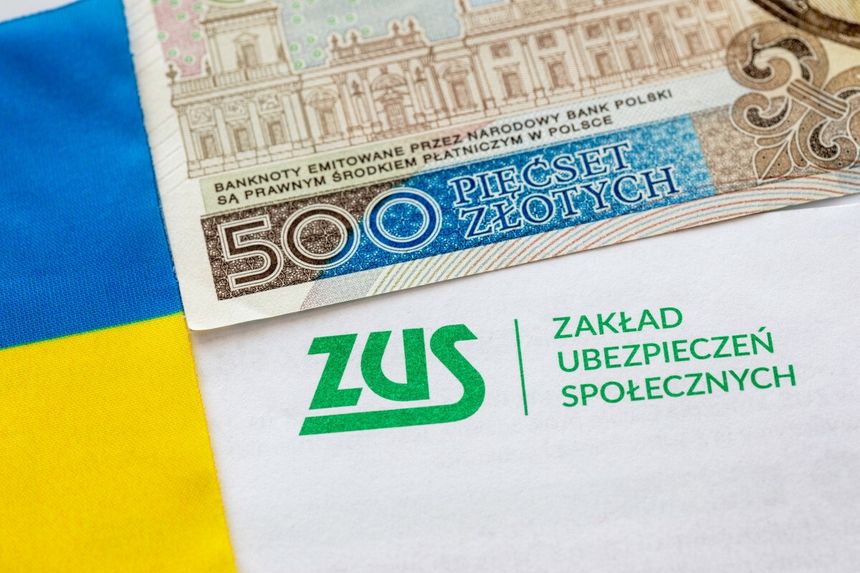 flaga Ukrainy, 500 zł i koperta z logo ZUS