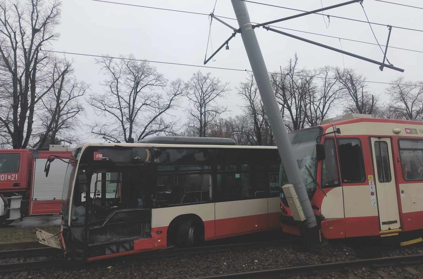 Zderzenie autobusu z tramwajem w Gdańsku
