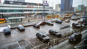 samochody na parkingu w centrum Warszawy