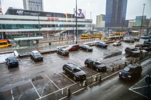 samochody na parkingu w centrum Warszawy