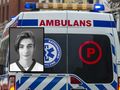 Ambulans i zdjęcie zmarłego 21-latka