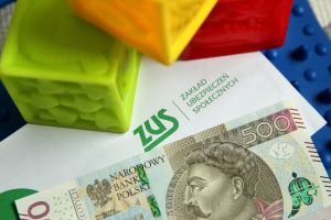„Wstrzymanie wypłat świadczeń wychowawczych”. ZUS odpowiada na skargi beneficjentów