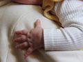 raczka niemowlecia przytulonego do mamy