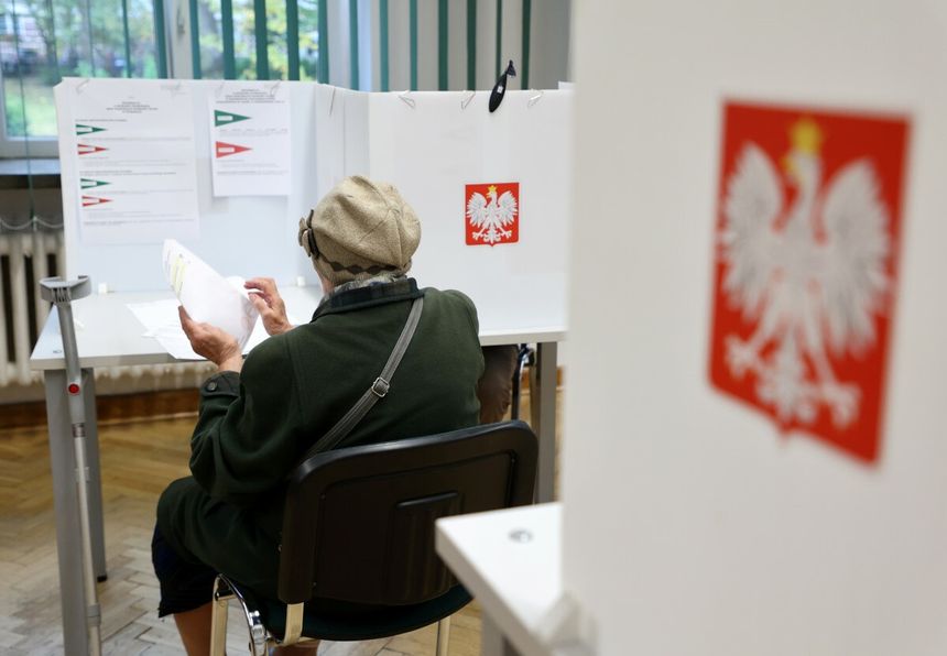 seniorka podczas głosowania w referendum