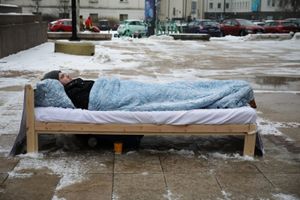 Jakub Tarasewicz przyniósł łóżko na protest w centrum Warszawy