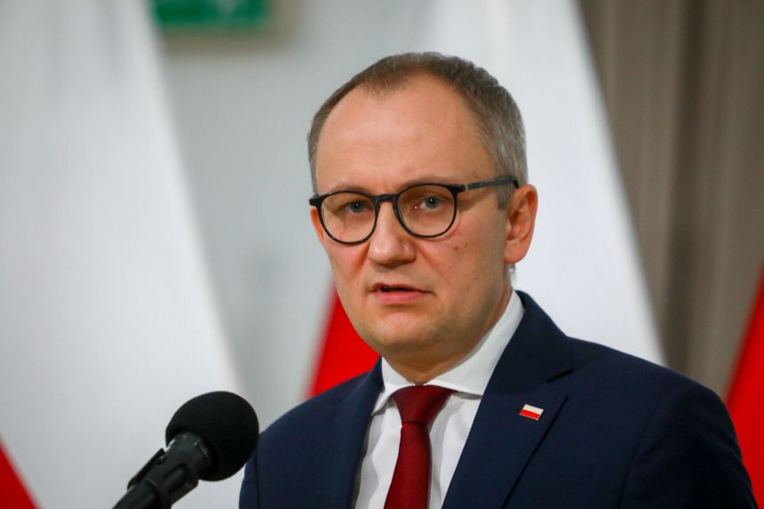 „Szalupa ratunkowa dla działaczy PiS”. Kolejny wiceminister w NBP