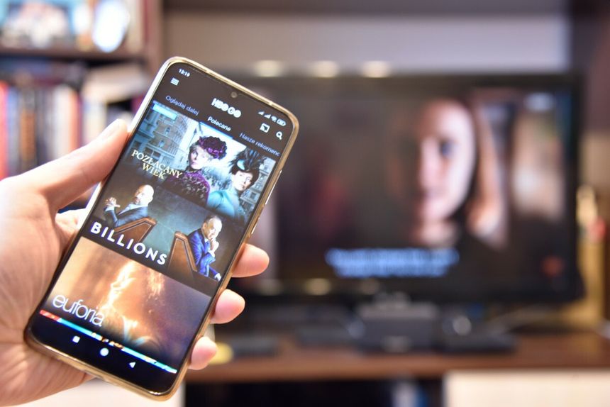 smartfon przed telewizorem