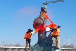 aktywistki oblały warszawską Syrenkę farbą