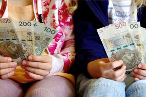 Zmiany od 1 października. „Państwo i tak wyklucza tysiące rodziców z pomocy”