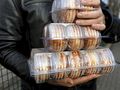 pączki w opakowaniach trzymane w rękacj