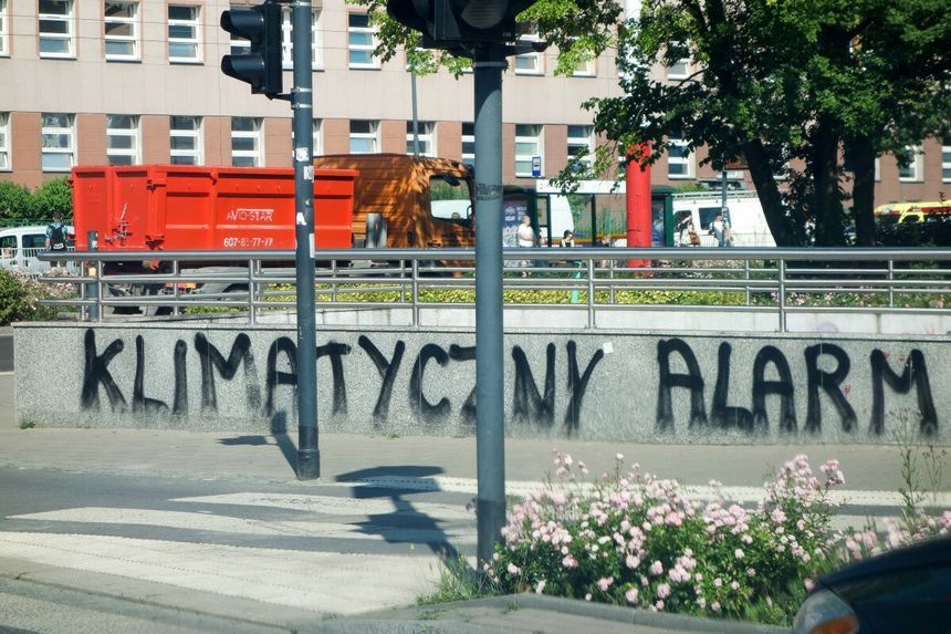 napis klimatyczny alarm na murze