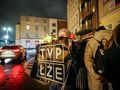 protestująca z tabliczką "TVP ŁŻE"