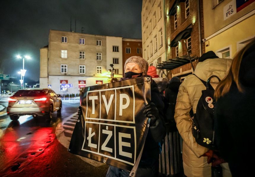 protestująca z tabliczką "TVP ŁŻE"