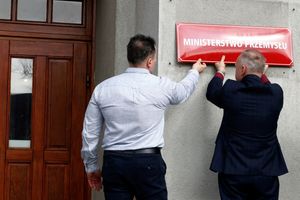 mocowanie tabliczki Ministerstwa Przemysłu