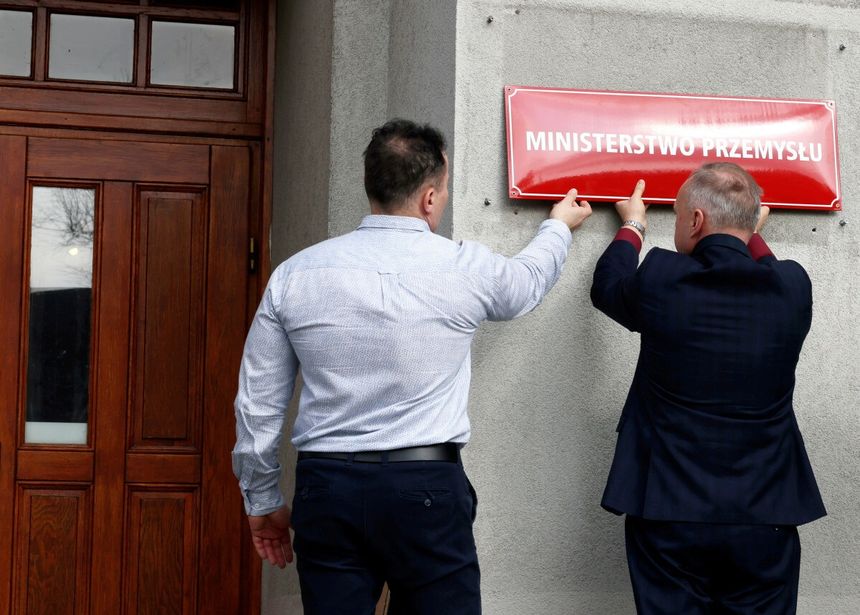 mocowanie tabliczki Ministerstwa Przemysłu