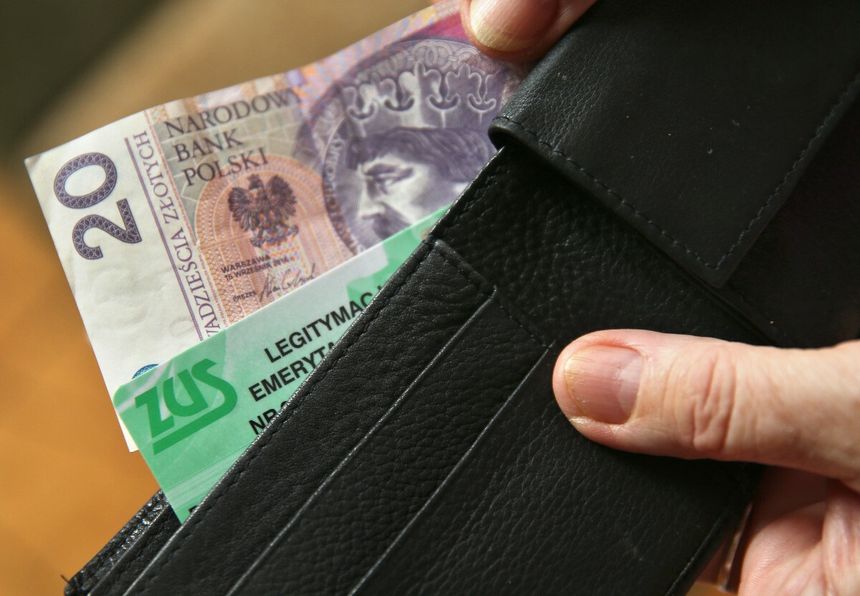 pieniądze  legitymacja emerycka w portfelu