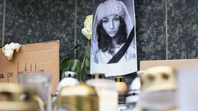 Kwiaty upamiętniające 25-letnią Lizę