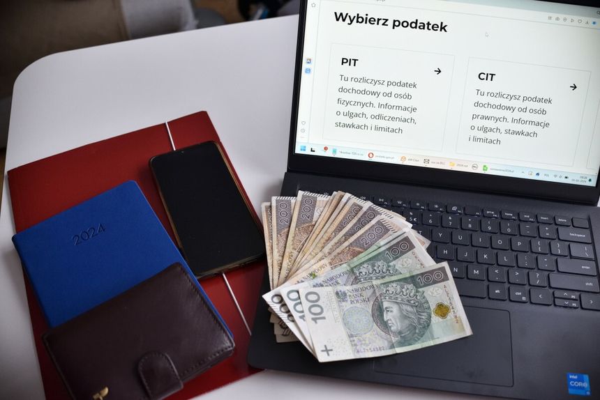 pieniądze, komputer, kalendarze