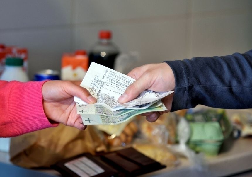 pieniądze przekazywane z ręki do ręki
