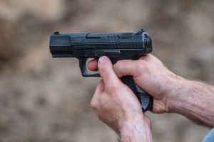 Rośnie liczba wydawanych pozwoleń na broń
