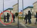 Kaczyński omal nie wszedł pod auto