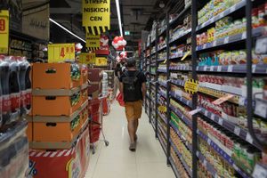 klienci miedzy półkami w markecie