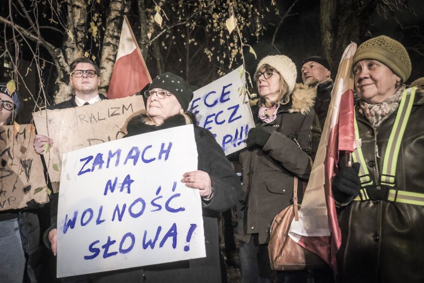 protest przed siedzibą TVP3 Poznań