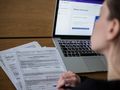 kobieta wypełniająca deklarację PIT przed komputerem
