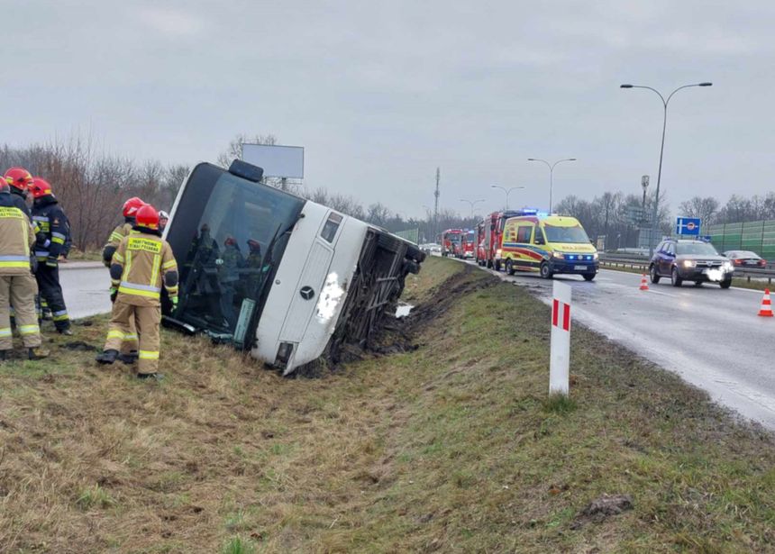 wypadek autobusu na obwodnicy Jabłonny