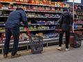 klienci przed półkami w sklepie