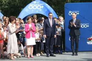 PiS "straszy" likwidacją 800 plus. Sprawdziliśmy, kto ma takie zamiary