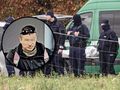 Policjanci z ciałem Grzegorza Borysa