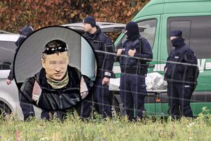 Policjanci z ciałem Grzegorza Borysa