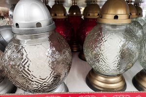 Znicze znów podrożeją. Sprzedawcy obawiają się spadku sprzedaży