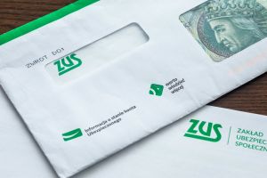 pieniądze w kopercie od ZUS