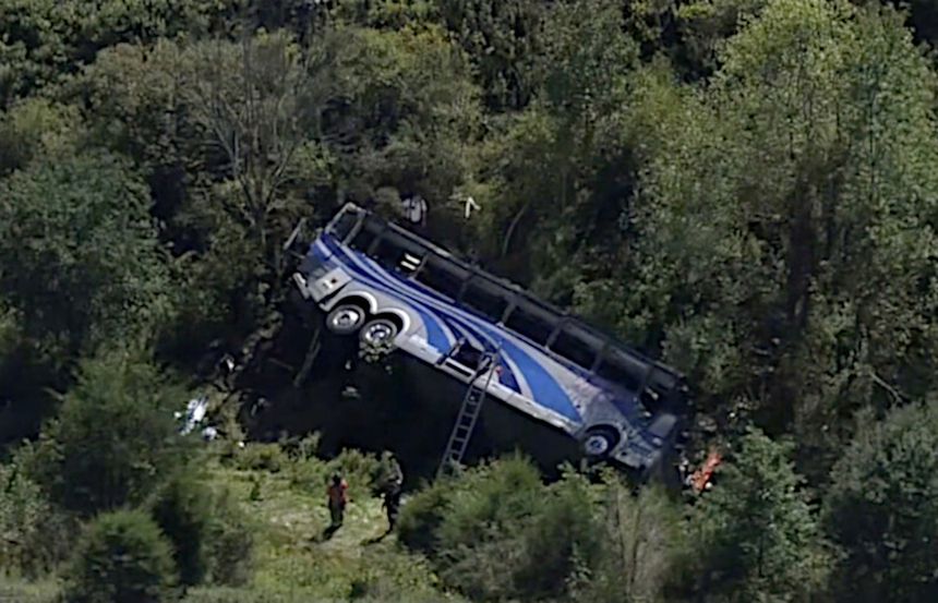 autobus spadł do wąwozu