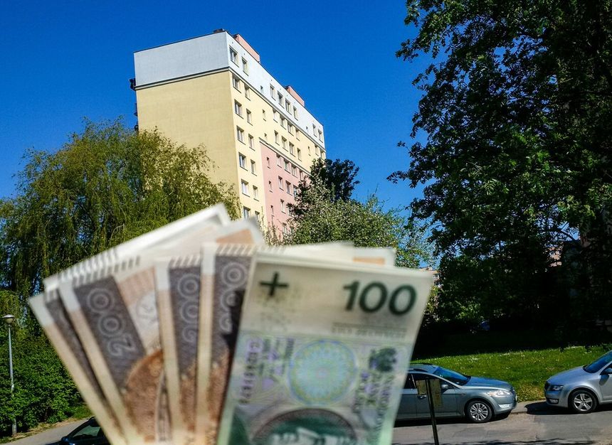 pieniądze na tle bloku