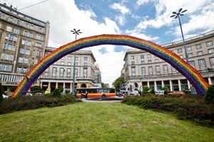 tęcza na placu Zbawiciela