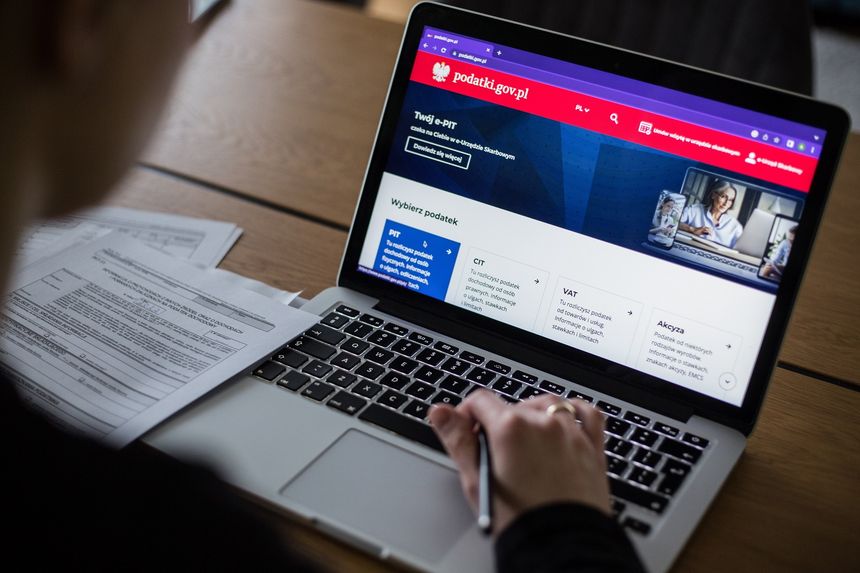 mężczyzna przed komputerem ze stroną Twój e-PIT