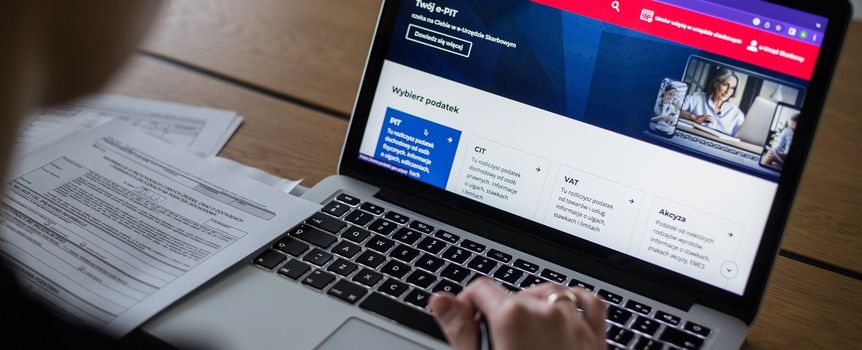 mężczyzna przed komputerem ze stroną Twój e-PIT
