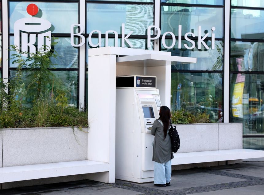 klientka przed bankomatem przy oddziale PKO BP