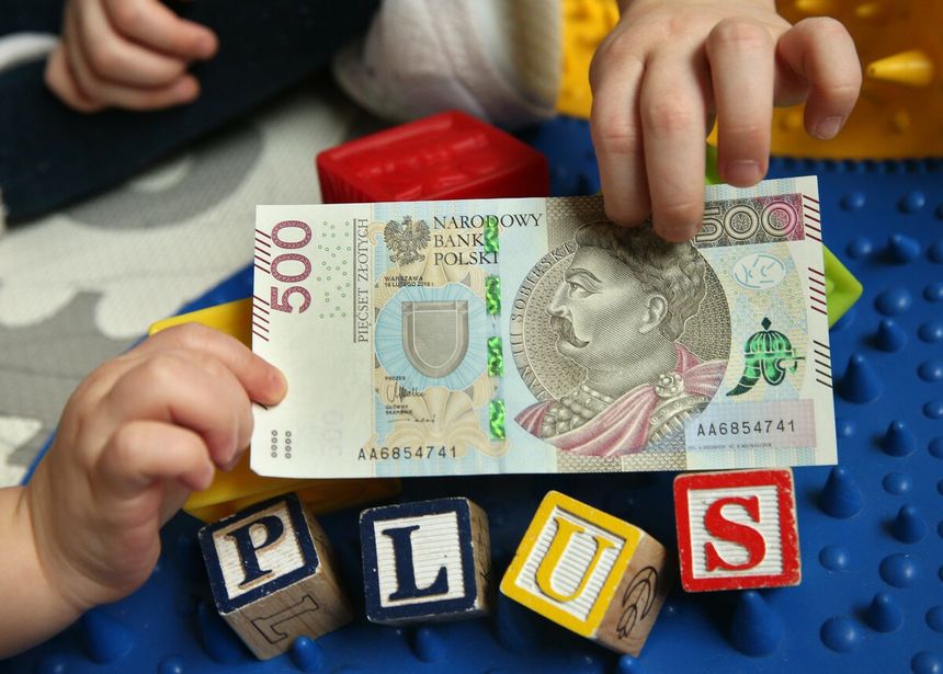 500 zł i napis "plus" z kloców