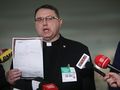 Zmarły ksiądz Tomasz Jegierski na trzy lata przed śmiercią w sejmie z dokumentami obciążającymi ojca premiera