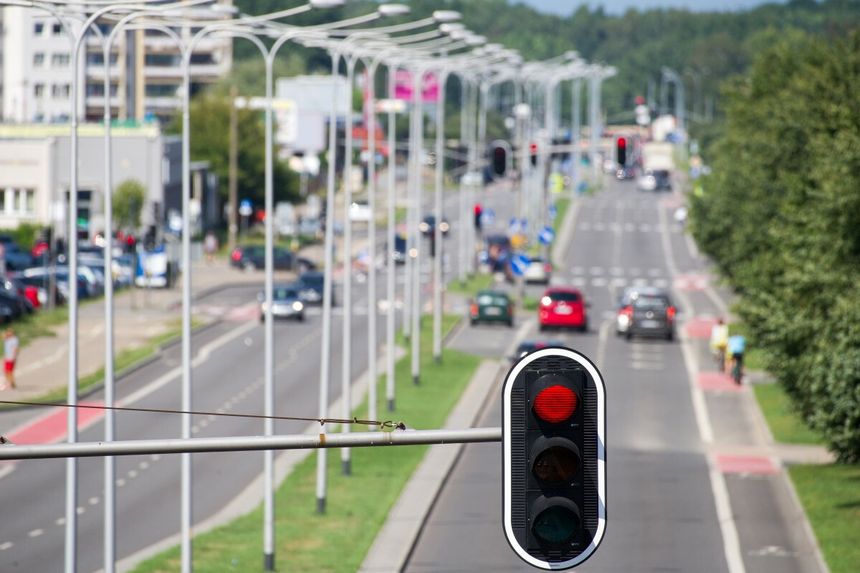 czerwone światło nad skrzyżowaniem