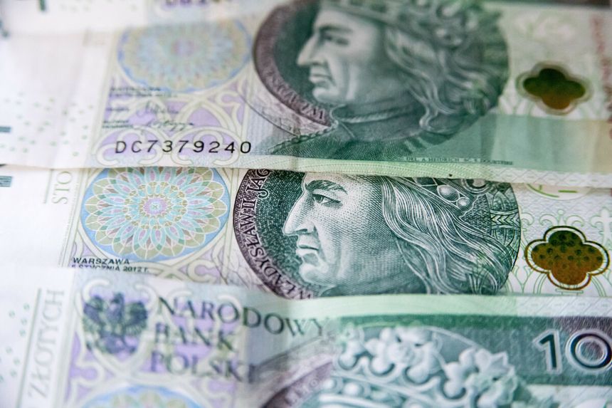 ZUS przelewa po 300 zł. Wciąż można zgłaszać się po pieniądze
