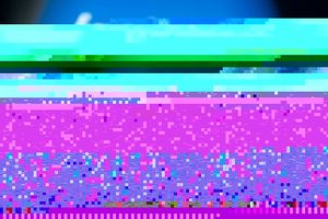 iPhone przed ekranem z napisem Facebook