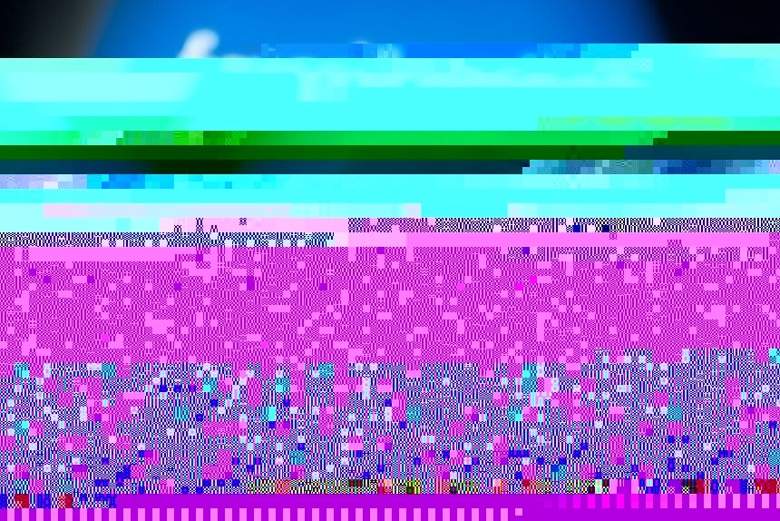 iPhone przed ekranem z napisem Facebook