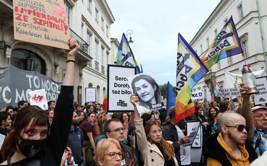 Protesty po śmierci ciężarnej Doroty